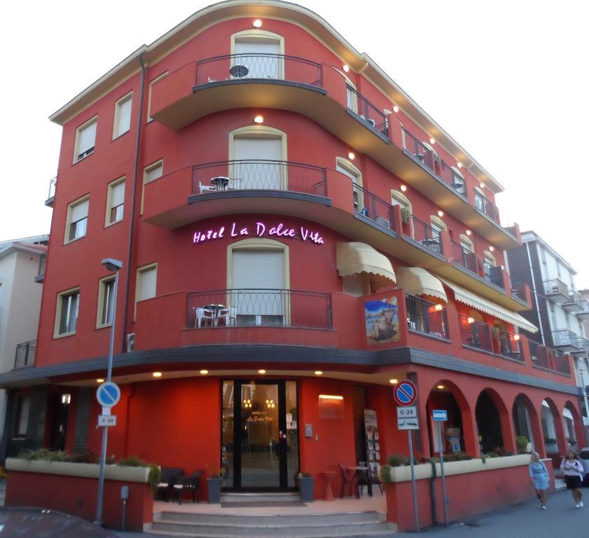 Hotel La Dolce Vita リミニ エクステリア 写真
